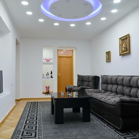 Anastasia Apartment Kutaisi Bagian luar foto