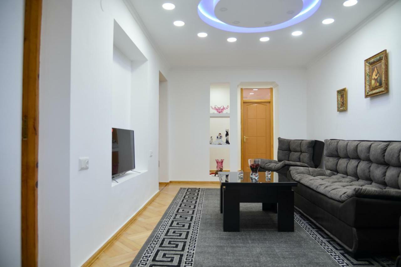 Anastasia Apartment Kutaisi Bagian luar foto